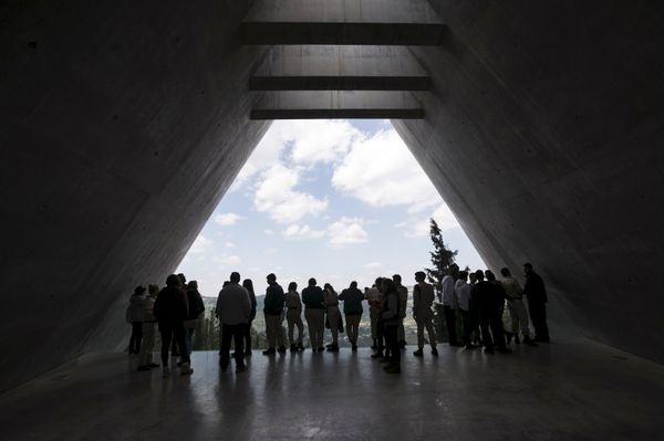 Visitors stand in Yad Vashem's Holocaust History Museum in Jerusalem Visitors stand in Yad Vashem's Holocaust History Museum in Jerusalem - Sputnik International