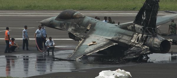 Air Force personnel spray water on an Indonesian F-16 to cool it down before moving it after it burned following an aborted take-off at Halim Air Base, East Jakarta April 16, 2015 Air Force personnel spray water on an Indonesian F-16 to cool it down before moving it after it burned following an aborted take-off at Halim Air Base, East Jakarta April 16, 2015 - Sputnik International