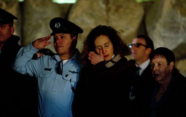 Israelis stand as a siren is heard during a ceremony marking the annual Holocaust Remembrance Day at the Hall of Remembrance at the Yad Vashem Holocaust memorial, in Jerusalem Israelis stand as a siren is heard during a ceremony marking the annual Holocaust Remembrance Day at the Hall of Remembrance at the Yad Vashem Holocaust memorial, in Jerusalem - Sputnik International
