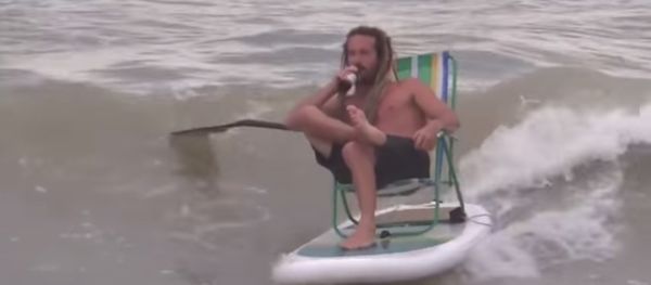 Super Casually Lounges while Drinking a Beer… On a Wave! Super Casually Lounges while Drinking a Beer… On a Wave! - Sputnik International