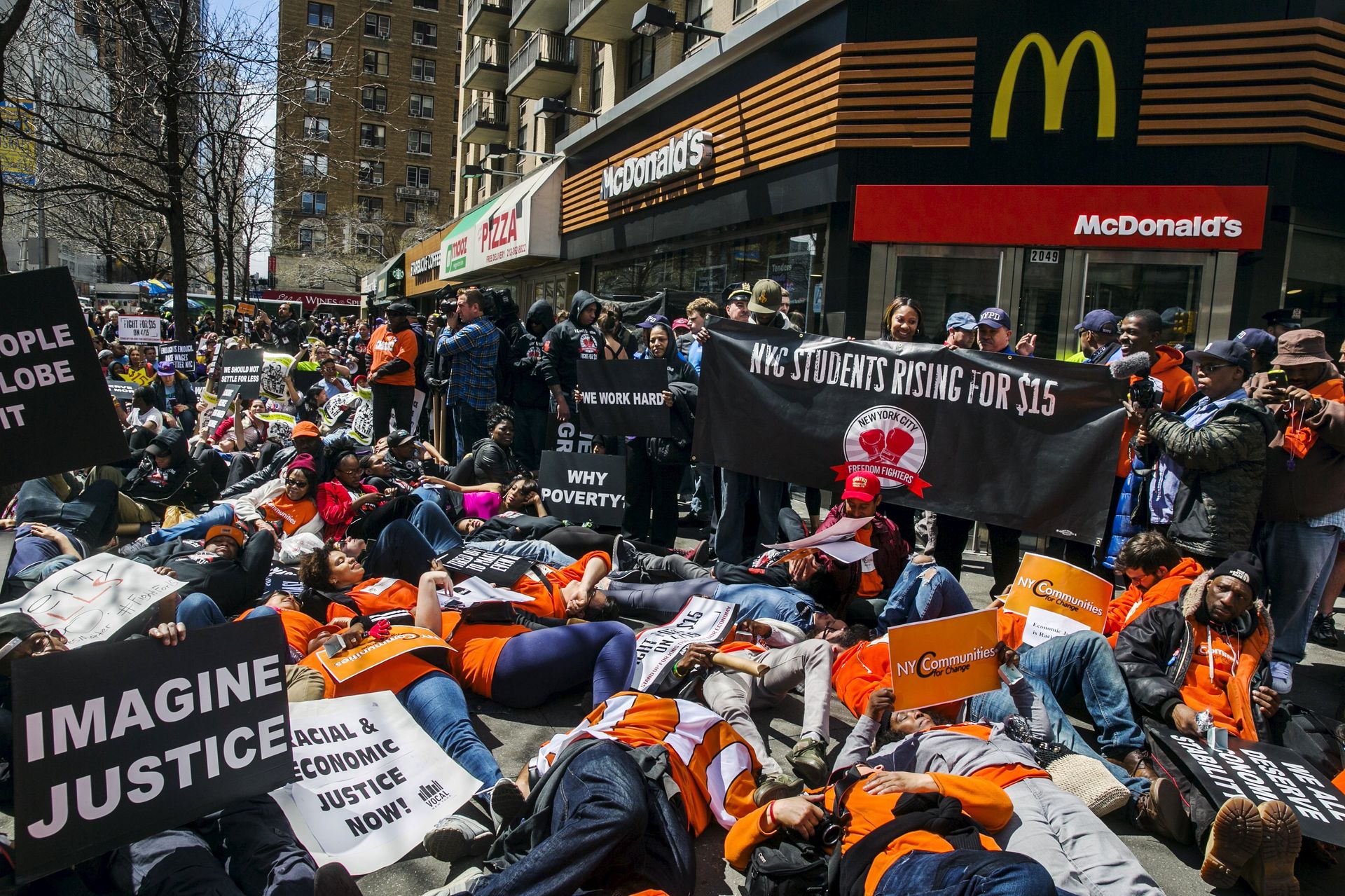 A die in protest - Sputnik International, 1920, 02.11.2021