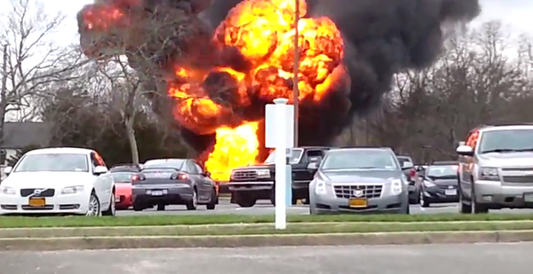 New York Man Sets Car on Fire to Rid it of Bugs New York Man Sets Car on Fire to Rid it of Bugs - Sputnik International