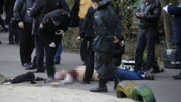 Investigators work near the body of journalist Oles Buzina in Kiev April 16, 2015. - Sputnik International