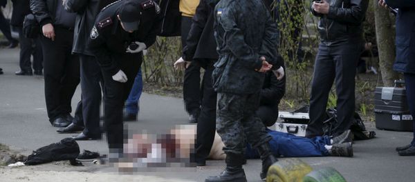 Investigators work near the body of journalist Oles Buzina in Kiev April 16, 2015. Investigators work near the body of journalist Oles Buzina in Kiev April 16, 2015. - Sputnik International