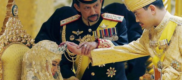 Brunei's Sultan Hassanal Bolkiah holds the arm of his son Prince Abdul Malik to bless Malik's new wife Dayangku Raabi'atul 'Adawiyyah Pengiran Haji Bolkiah - Sputnik International