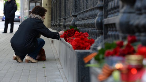 Woman lies flowers to Ukrainian embassy in Moscow - Sputnik International