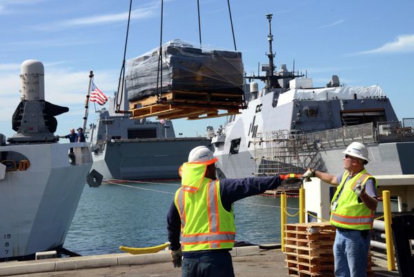 Crewmembers of U.S. Coast Guard Cutter Boutwell and civilian crane operators offload 28,000 pounds of cocaine at Naval Base San Diego Thursday, April 16, 2015. The vessel arrived with more than 14 tons of cocaine, part of what authorities described as a surge of seizures near Central and South America. Crewmembers of U.S. Coast Guard Cutter Boutwell and civilian crane operators offload 28,000 pounds of cocaine at Naval Base San Diego Thursday, April 16, 2015. The vessel arrived with more than 14 tons of cocaine, part of what authorities described as a surge of seizures near Central and South America. - Sputnik International