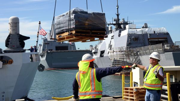 Crewmembers of U.S. Coast Guard Cutter Boutwell and civilian crane operators offload 28,000 pounds of cocaine at Naval Base San Diego Thursday, April 16, 2015. The vessel arrived with more than 14 tons of cocaine, part of what authorities described as a surge of seizures near Central and South America. - Sputnik International
