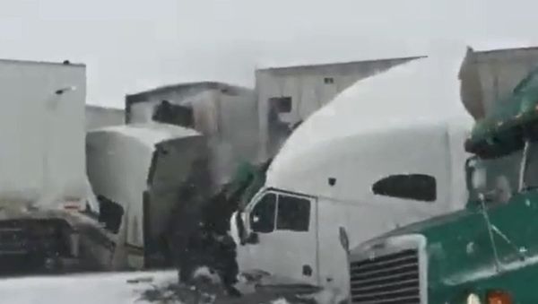 Massive PileUp in Wyoming Snowstorm - Sputnik International