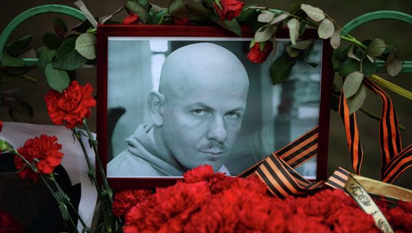 Flowers and candles laid at the Ukraine Embassy in Moscow in memory of journalist Oles Buzina killed in Kiev - Sputnik International