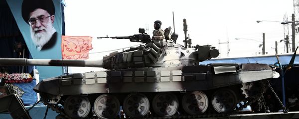 An Iranian soldier sitting atop a T-72 tank - Sputnik International