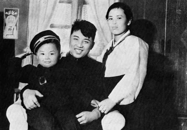 Kim Jong Il (L) with his parent, Kim Jong Suk (R) and leader Kim Il Sung Kim Jong Il (L) with his parent, Kim Jong Suk (R) and leader Kim Il Sung - Sputnik International