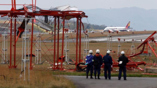 Officials check broken localiser facilities at the Hiroshima airport in Mihara in Hiroshima Officials check broken localiser facilities at the Hiroshima airport in Mihara in Hiroshima - Sputnik International