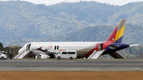 An Asiana Airlines Airbus A320 aircraft is seen with its evacuation slides deployed after it overran a runway at the Hiroshima airport in Mihara in Hirishima prefecture, western Japan - Sputnik International