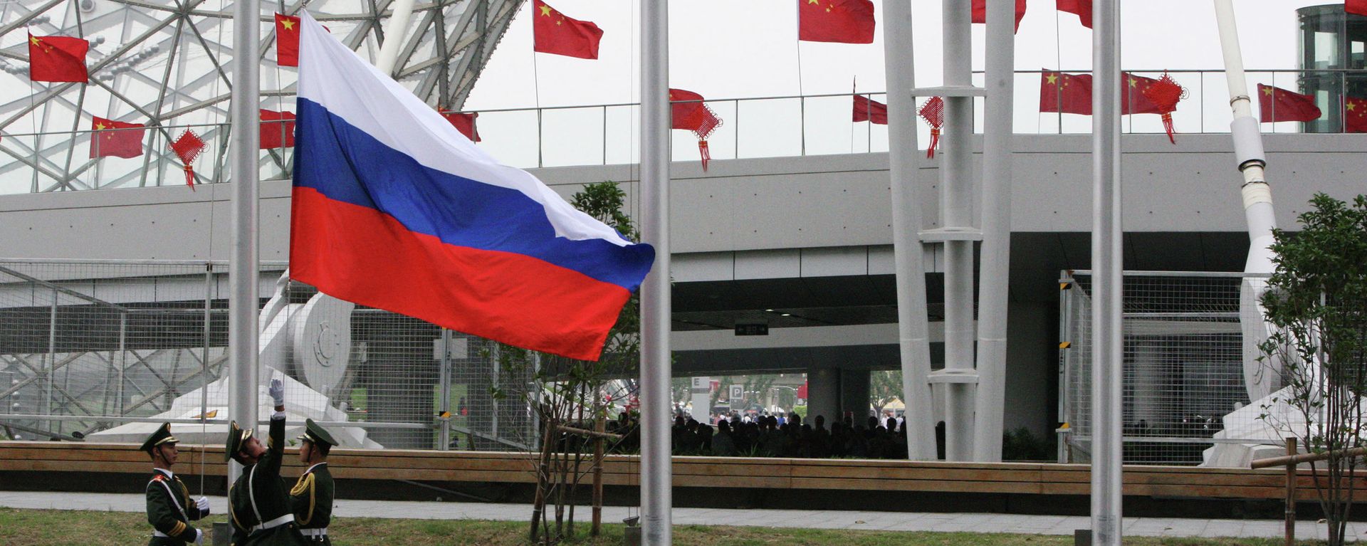 Hoisting the Russian flag. (File) - Sputnik International, 1920, 20.11.2025
