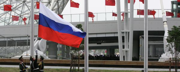 Hoisting the Russian flag - Sputnik International