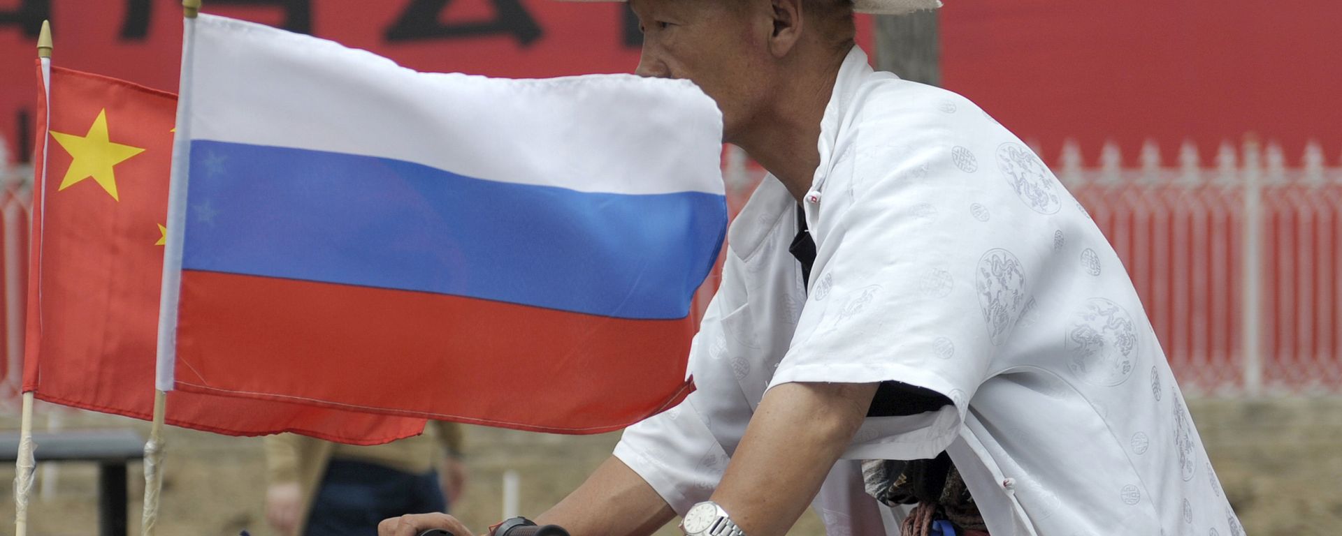 A man rides with a Russian flag displayed on his pedicab in Beijing's Russian trade district of Yabaolu. (File) A man rides with a Russian flag displayed on his pedicab in Beijing's Russian trade district of Yabaolu. (File) - Sputnik International, 1920, 22.12.2022