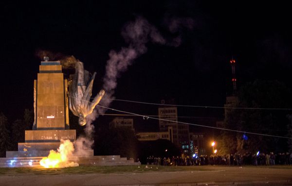 Activists dismantle Ukraine's biggest monument to Lenin at a pro-Ukrainian rally in the central square of the eastern city of Kharkiv, Ukraine, Sunday, Sept. 28, 2014 Activists dismantle Ukraine's biggest monument to Lenin at a pro-Ukrainian rally in the central square of the eastern city of Kharkiv, Ukraine, Sunday, Sept. 28, 2014 - Sputnik International