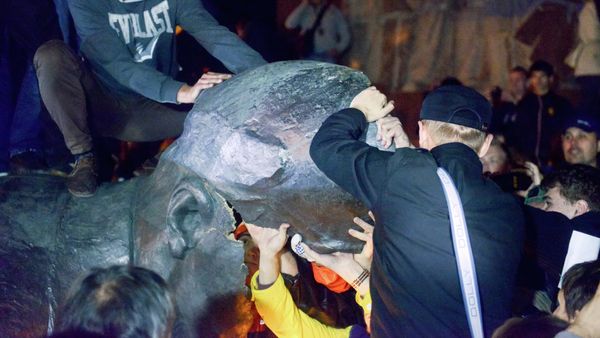 Ukrainian nationalists dismantle Lenin's statue on Kharkiv central square after tearing it down Ukrainian nationalists dismantle Lenin's statue on Kharkiv central square after tearing it down - Sputnik International