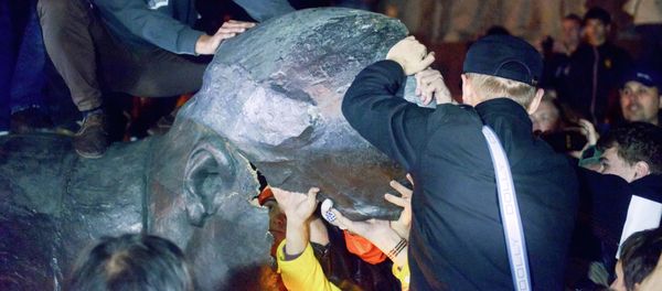 Ukrainian nationalists dismantle Lenin's statue on Kharkiv central square after tearing it down - Sputnik International