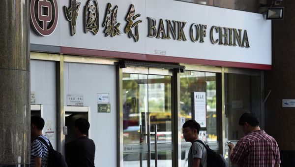 People wait outside a Bank of China branch in Beijing - Sputnik International