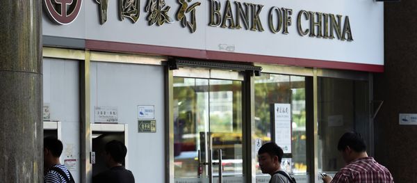People wait outside a Bank of China branch in Beijing - Sputnik International