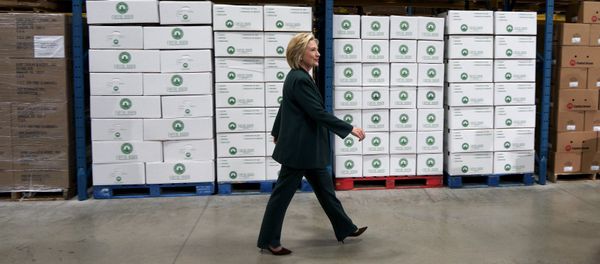 U.S. presidential candidate and former Secretary of State Hillary Clinton arrives to listen to small business owners as she campaigns for the 2016 Democratic presidential nomination at Capital City Fruit in Norfolk, Iowa April 15, 2015 U.S. presidential candidate and former Secretary of State Hillary Clinton arrives to listen to small business owners as she campaigns for the 2016 Democratic presidential nomination at Capital City Fruit in Norfolk, Iowa April 15, 2015 - Sputnik International