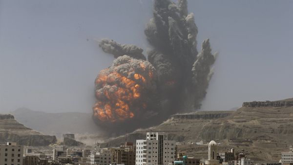 Smoke rises during an air strike on an army weapons depot on a mountain overlooking Yemen's capital Sanaa April 20, 2015 Smoke rises during an air strike on an army weapons depot on a mountain overlooking Yemen's capital Sanaa April 20, 2015 - Sputnik International