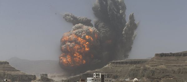 Smoke rises during an air strike on an army weapons depot on a mountain overlooking Yemen's capital Sanaa April 20, 2015 - Sputnik International