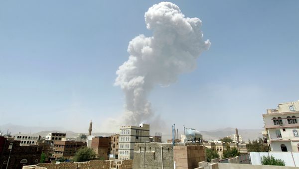 Smoke billows from the Faj Attan Hill following a reported airstrike by the Saudi-led coalition on an army arms depot, now under Huthi rebel control, on April 20, 2015, in Sanaa Smoke billows from the Faj Attan Hill following a reported airstrike by the Saudi-led coalition on an army arms depot, now under Huthi rebel control, on April 20, 2015, in Sanaa - Sputnik International