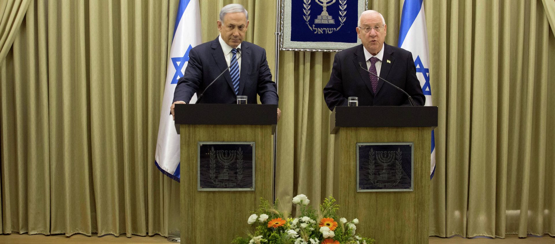 Israeli Prime Minister Benjamin Netanyahu and President Reuven Rivlin (R) attend a press conference at the president's residence in Jerusalem on April 20, 2015 Israeli Prime Minister Benjamin Netanyahu and President Reuven Rivlin (R) attend a press conference at the president's residence in Jerusalem on April 20, 2015 - Sputnik International, 1920, 06.04.2021