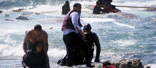 Migrants, who are trying to reach Greece, are rescued by members of the Greek Coast guard and locals near the coast of the southeastern island of Rhodes April 20, 2015 - Sputnik International