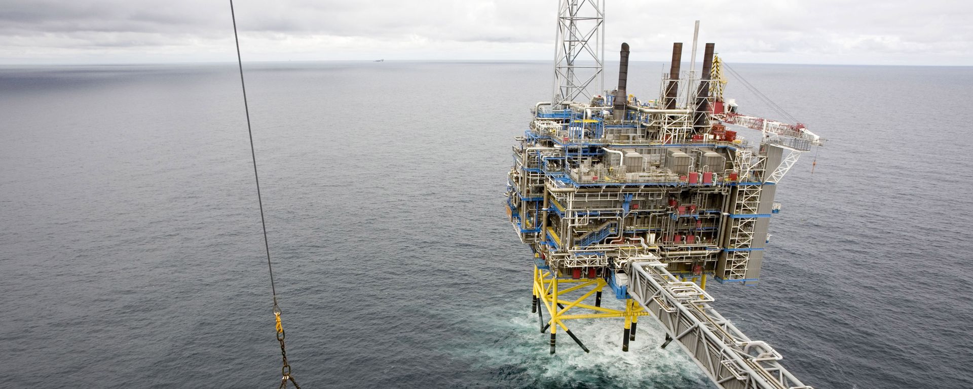A container is lifted by a crane on May 15, 2008 on the Sleipner gas platform, some 250 kms off Norway's coast in the North Sea - Sputnik International, 1920, 07.10.2022