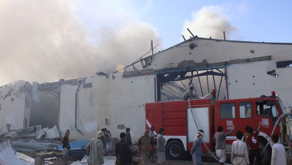 Civil defence workers try to put out the fire caused by an air strike on a food stuff depot in Yemen's northwestern city of Saada April 18, 2015 Civil defence workers try to put out the fire caused by an air strike on a food stuff depot in Yemen's northwestern city of Saada April 18, 2015 - Sputnik International