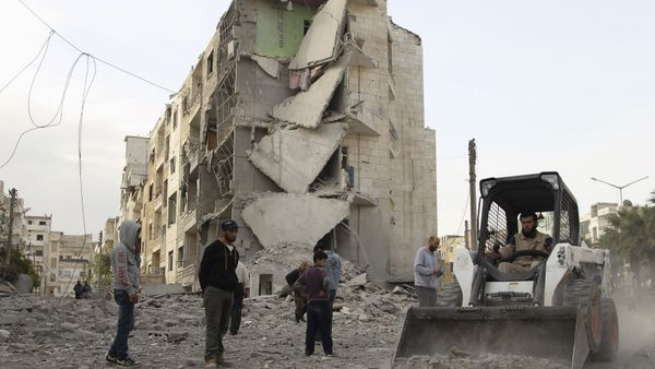 A man operates a front loader as he removes debris at a site hit by what activists said were barrel bombs dropped by forces of Syria's President Bashar al-Assad, at al-Thawra neighborhood in Idlib city April 20, 2015 - Sputnik International