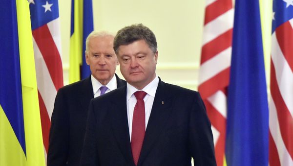 Ukrainian President Petro Poroshenko (R) and US Vice-President Joe Biden Ukrainian President Petro Poroshenko (R) and US Vice-President Joe Biden - Sputnik International