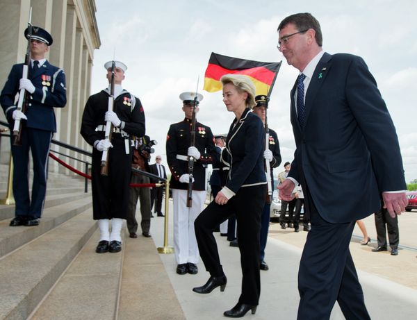 Defense Secretary Ash Carter welcomes German Defense Minister Ursula Gertrud von der Leyen, during an honor cordon at the Pentagon, Monday, April 20, 2015 Defense Secretary Ash Carter welcomes German Defense Minister Ursula Gertrud von der Leyen, during an honor cordon at the Pentagon, Monday, April 20, 2015 - Sputnik International
