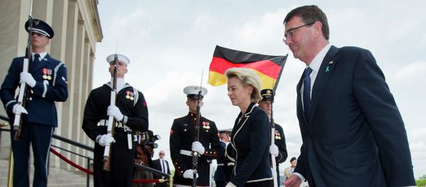 Defense Secretary Ash Carter welcomes German Defense Minister Ursula Gertrud von der Leyen, during an honor cordon at the Pentagon, Monday, April 20, 2015 - Sputnik International