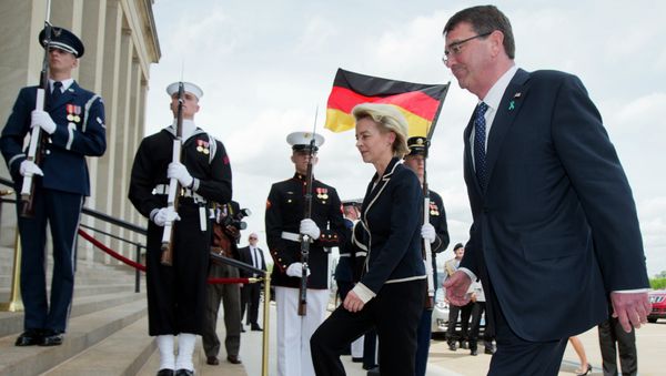 Defense Secretary Ash Carter welcomes German Defense Minister Ursula Gertrud von der Leyen, during an honor cordon at the Pentagon, Monday, April 20, 2015 Defense Secretary Ash Carter welcomes German Defense Minister Ursula Gertrud von der Leyen, during an honor cordon at the Pentagon, Monday, April 20, 2015 - Sputnik International