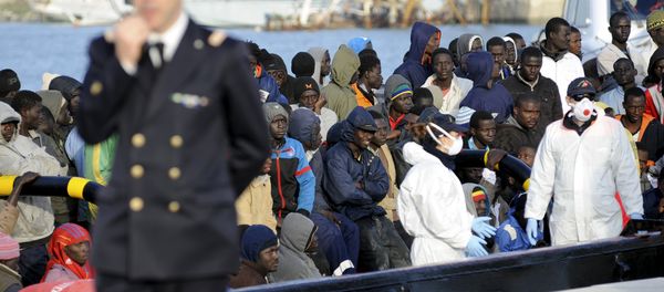 Migrants wait to disembark from a tug boat in the Sicilian harbour of Trapani, April 17, 2015 Migrants wait to disembark from a tug boat in the Sicilian harbour of Trapani, April 17, 2015 - Sputnik International
