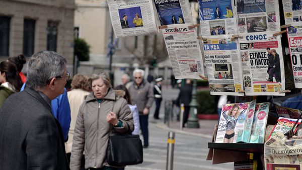 A man reads newspapers' headlines in Athens on March 24, 2015 A man reads newspapers' headlines in Athens on March 24, 2015 - Sputnik International