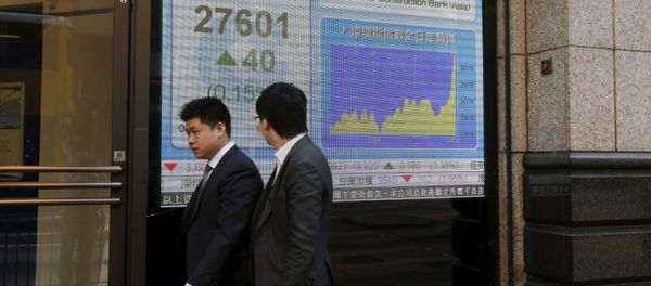 People walk past a panel displaying the benchmark Hang Seng Index during afternoon trading outside a bank in Hong Kong April 15, 2015 People walk past a panel displaying the benchmark Hang Seng Index during afternoon trading outside a bank in Hong Kong April 15, 2015 - Sputnik International
