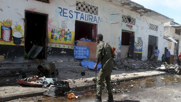 Soldiers inspect the scene of a suicide bomb attack targeting a lunch time crowd at a restaurant in Somalia's capital Mogadishu April 21, 2015 Soldiers inspect the scene of a suicide bomb attack targeting a lunch time crowd at a restaurant in Somalia's capital Mogadishu April 21, 2015 - Sputnik International