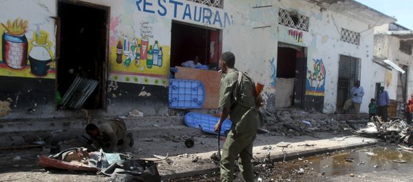 Soldiers inspect the scene of a suicide bomb attack targeting a lunch time crowd at a restaurant in Somalia's capital Mogadishu April 21, 2015 Soldiers inspect the scene of a suicide bomb attack targeting a lunch time crowd at a restaurant in Somalia's capital Mogadishu April 21, 2015 - Sputnik International