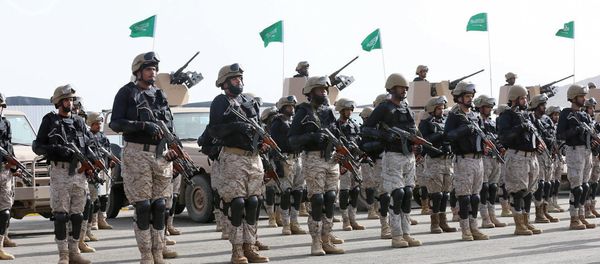 In this photo provided by the Saudi Press Agency (SPA), Royal Saudi Land Forces and units of Special Forces of the Pakistani army take part in a joint military exercise called Al-Samsam 5 in Shamrakh field, north of Baha region, southwest Saudi Arabia, Monday, March 30, 2015 In this photo provided by the Saudi Press Agency (SPA), Royal Saudi Land Forces and units of Special Forces of the Pakistani army take part in a joint military exercise called Al-Samsam 5 in Shamrakh field, north of Baha region, southwest Saudi Arabia, Monday, March 30, 2015 - Sputnik International