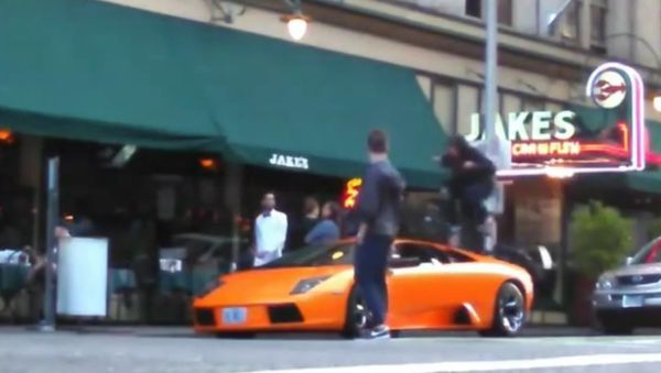 Guy Jumps Over Lamborghini With His Bike - Sputnik International