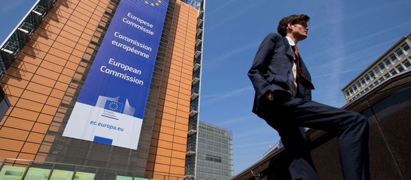 A man walks past the European Commission headquarters in Brussels April 9, 2015 A man walks past the European Commission headquarters in Brussels April 9, 2015 - Sputnik International
