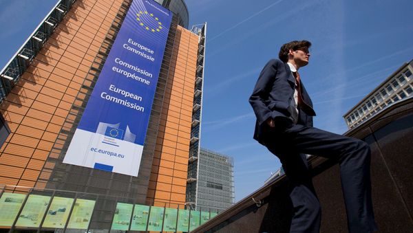 A man walks past the European Commission headquarters in Brussels April 9, 2015 A man walks past the European Commission headquarters in Brussels April 9, 2015 - Sputnik International