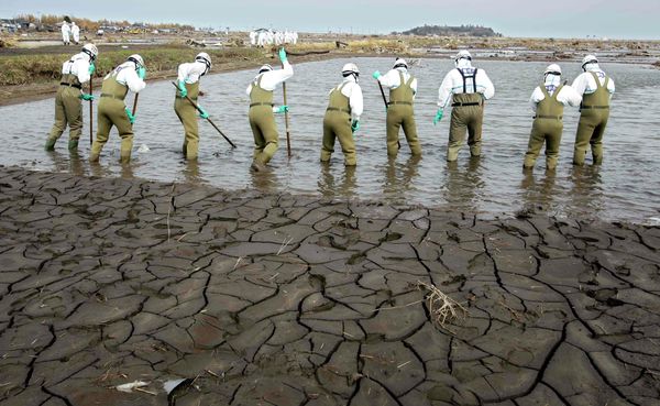 Japanese policemen search for bodies in the area devastated by the March 11 earthquake and tsunami in Minamisoma, inside the 20-kilometer (12-mile) evacuation zone, in Fukushima Prefecture - Sputnik International