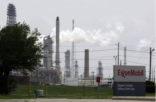 In this April 16, 2010 file photo, steam rises from towers at an Exxon Mobil refinery in Baytown, Texas In this April 16, 2010 file photo, steam rises from towers at an Exxon Mobil refinery in Baytown, Texas - Sputnik International